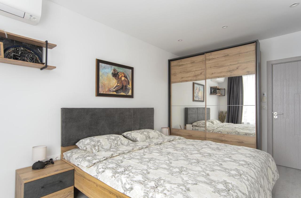 Sunny & Stylish Brand New 2bdr + Parking Apartment