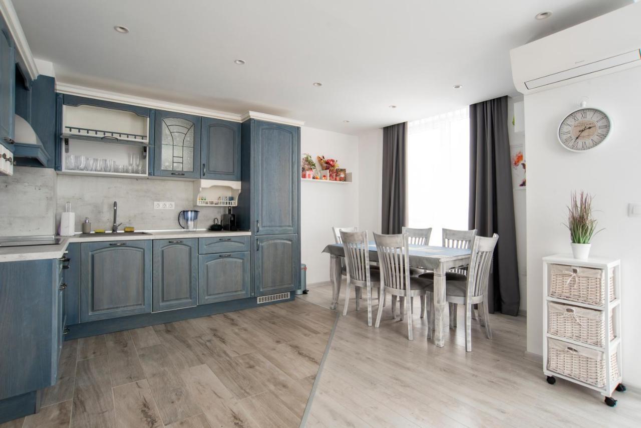 Sunny & Stylish Brand New 2bdr + Parking Apartament *