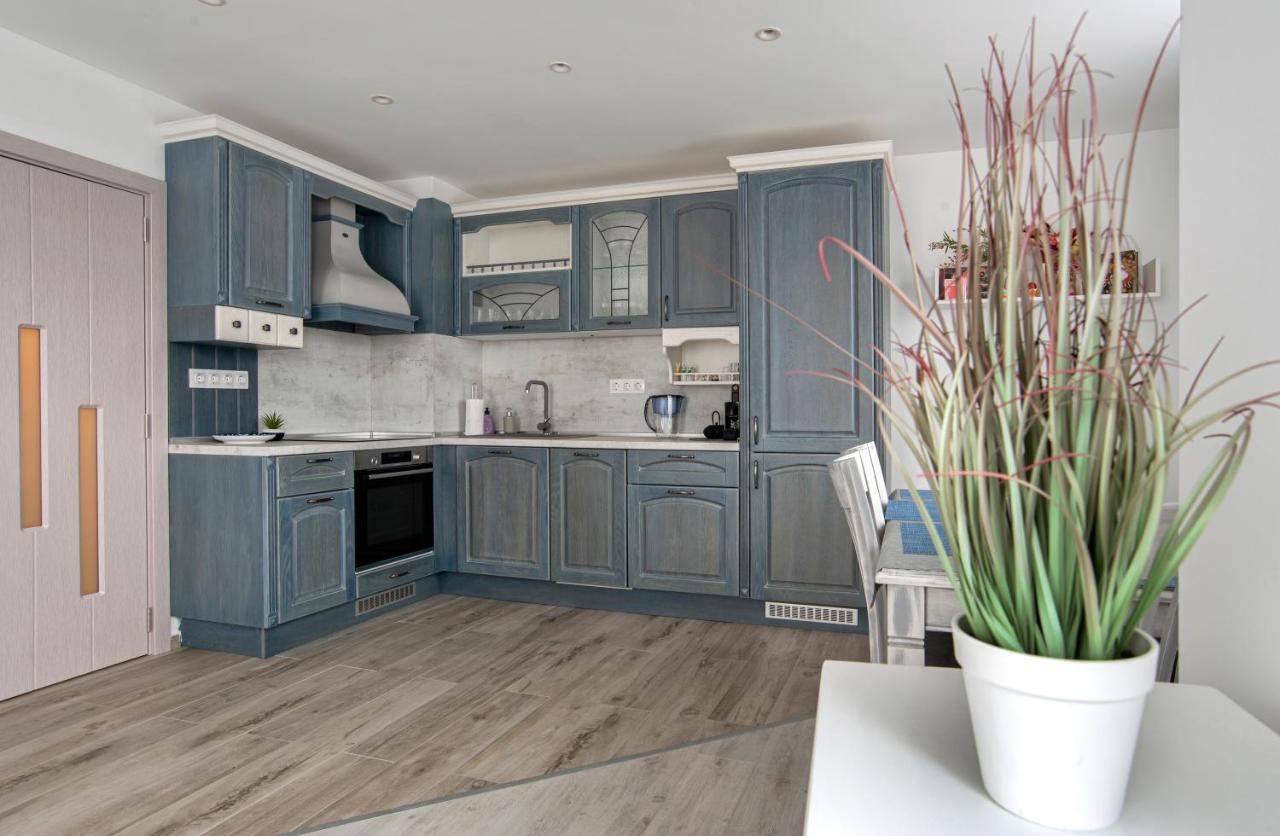 Sunny & Stylish Brand New 2bdr + Parking Apartment *